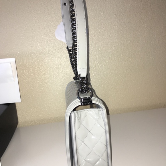100% authentic!! Chanel chevron grey patent - Picture 4 of 10
